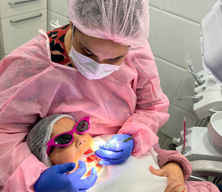 A importância das visitas ao dentista a cada 6 meses, mesmo sem dor